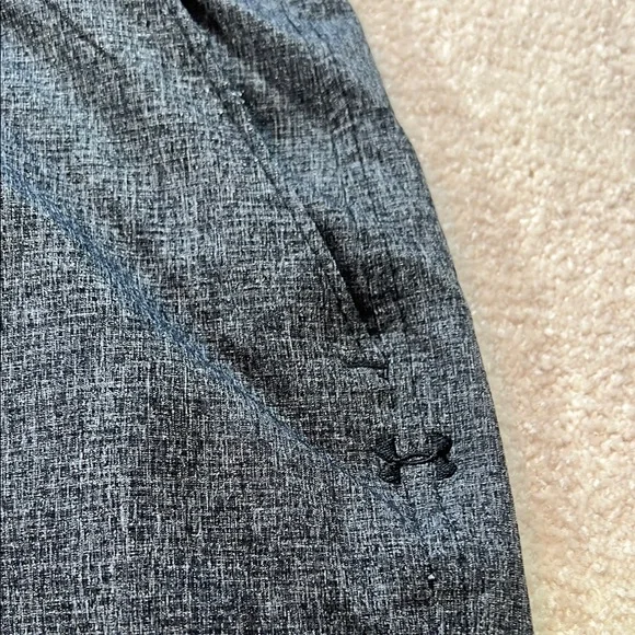 Under Armour Gray Flat Front Shorts headgear  size 40 Casual Style - Picture 3 of 5